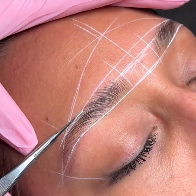 Restructuration sourcils ( À réaliser seule ou en duo )